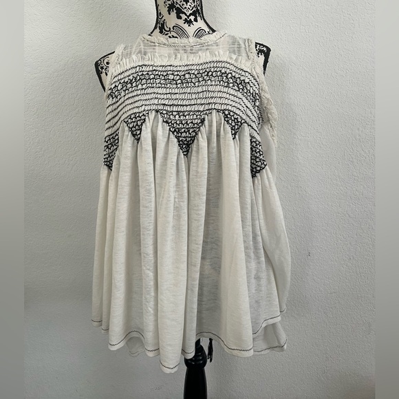 Free People Cream Smocked Boho Blouse XS Embroidered Swing Top Sleeveless - Picture 3 of 12